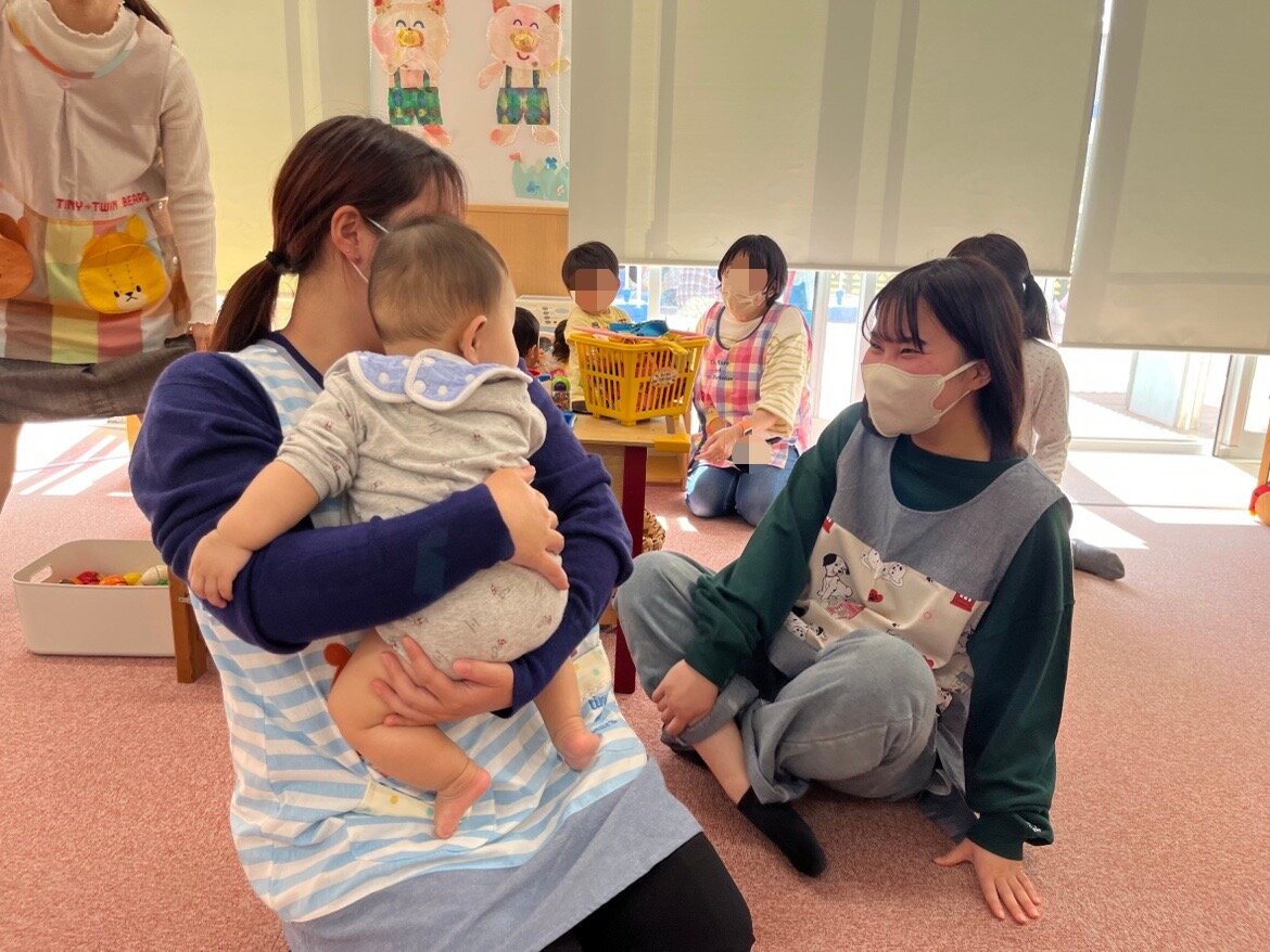 ⑤子育て支援室体験（抱っこ）.JPG