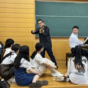 「芸術の世界」の授業で生演奏を楽しみました